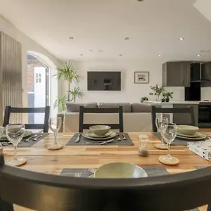 stunning-two-bed-house-in-city-centre.tophotelsbath.com/