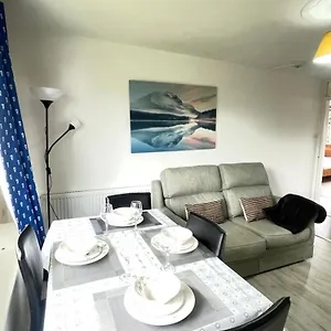  Apartment 3 Bed Serviced With Free Parking & Tram Stop, 10 Minutes From Airport And Center